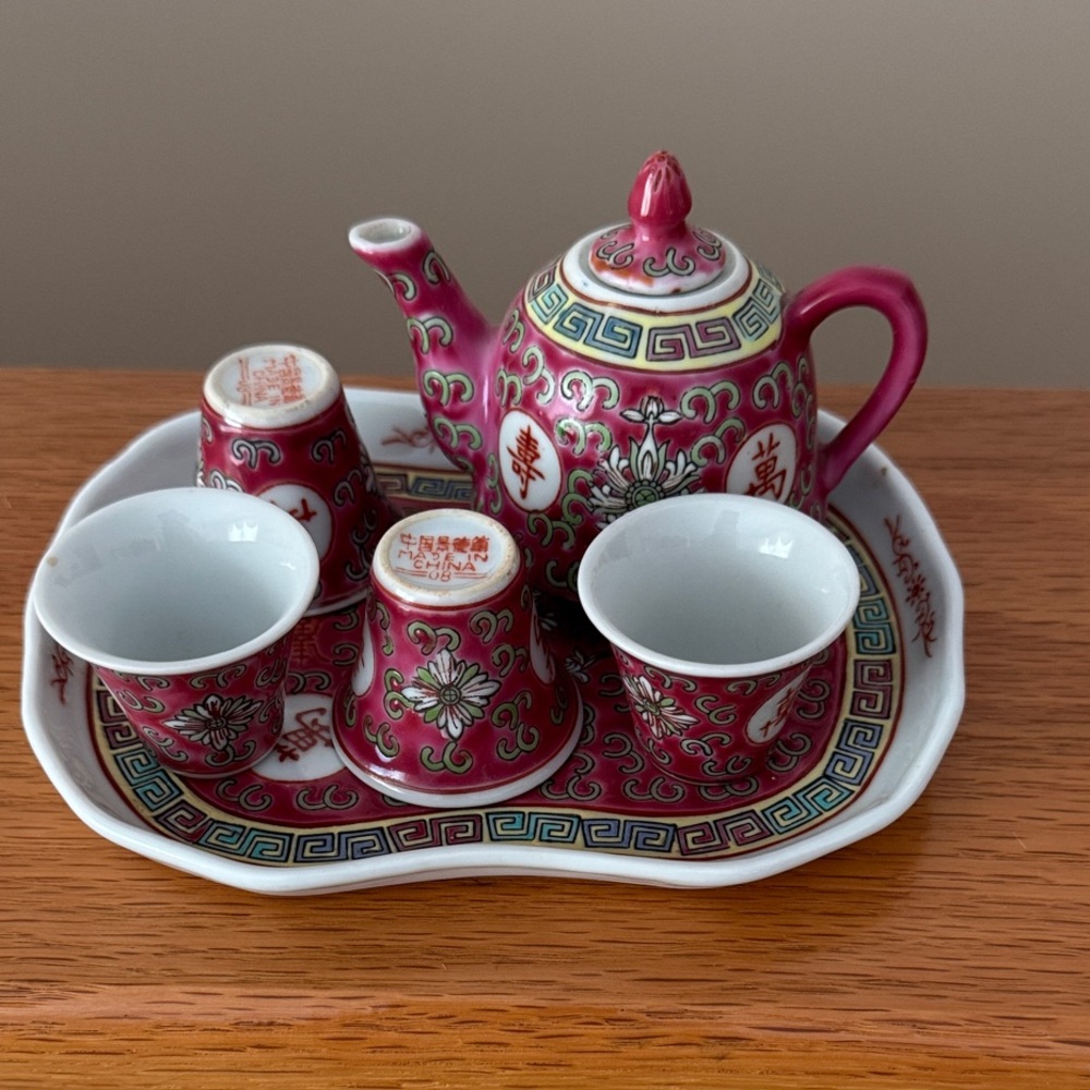 Vintage Miniature Chinese Mun Shou Tea/Sake Set